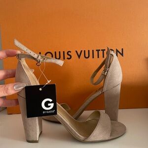 NWT Guess Shantel Sandals Taupe Women Size 8 1/2 Gold Hardware Charm